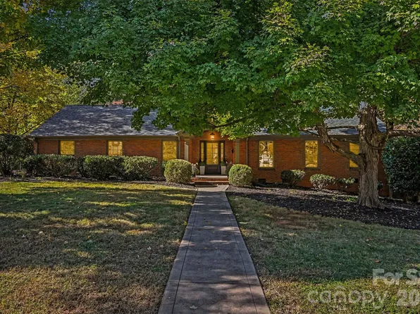 701 Manning Dr, Charlotte, NC 28209