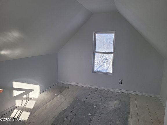 5th image of 122 Parkview St E