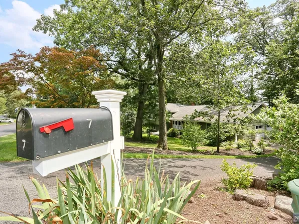 7 Sierra Ct, Hillsdale, NJ 07642