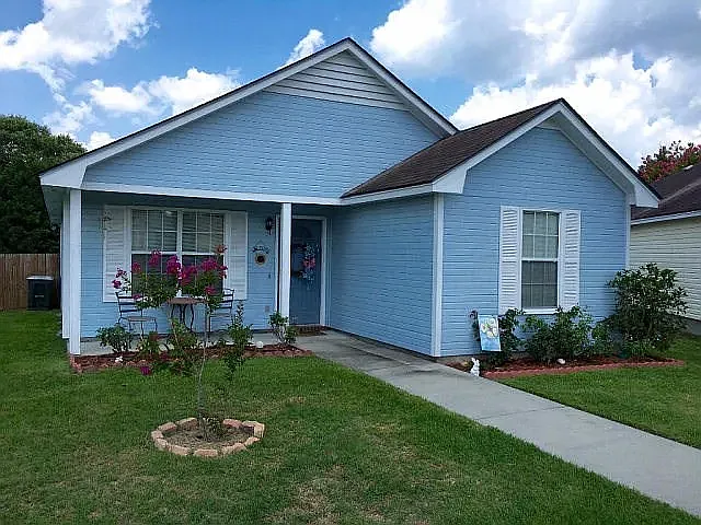 3 bed, 1228 sqft, $1,395 — Photo 1