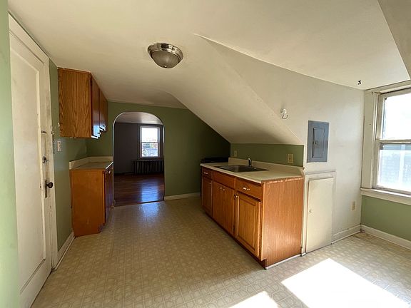 3rd image of 86-88 Garibaldi Ave #6