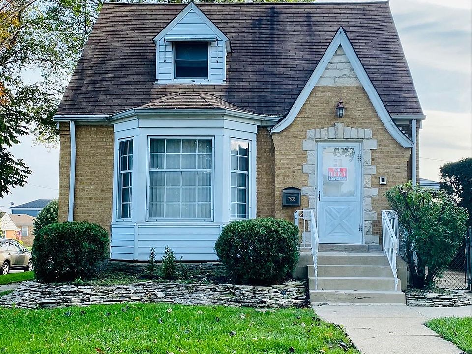 Oversized Corner lot w/ 2 1/2 car garage