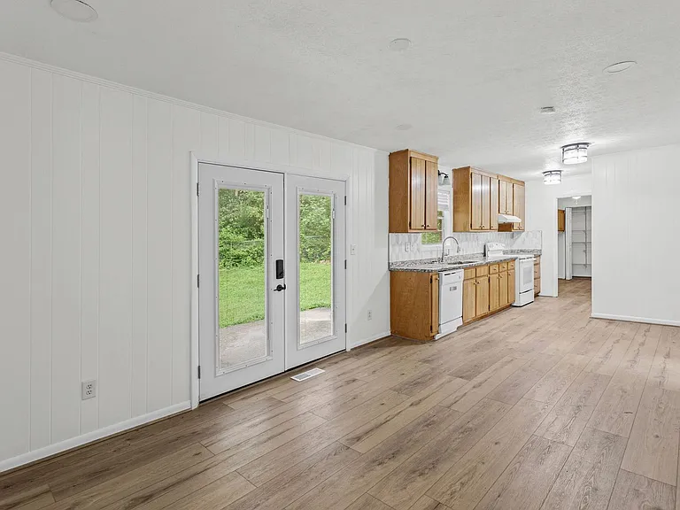 6096 Hillpine Dr — Photo 15