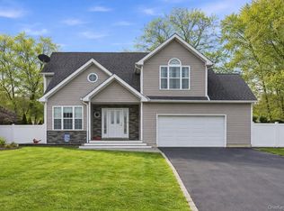 4 Macintosh Ln, Selden, NY 11784