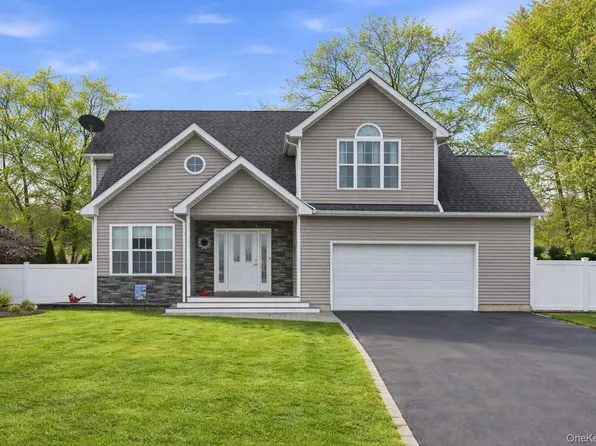 4 Macintosh Lane, Selden, NY 11784