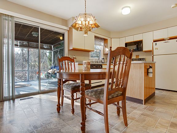 3rd image of 6 Blue Fox Ct