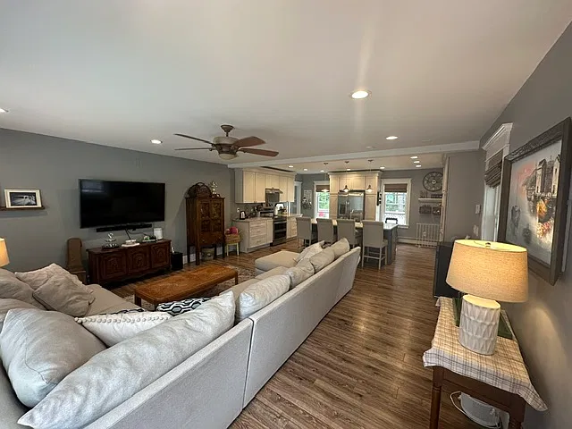 4 bed, 2.5 bath, 2196 sqft, $4,500 — Photo 3