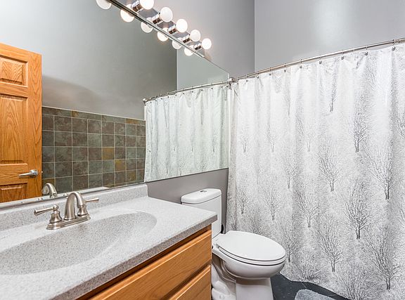 3rd image of 3121 Woodland Dr #3121