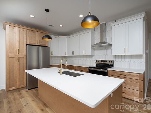 2nd image of 213 Delancy St