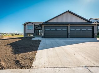 4711 Marsh Hawk Dr, Bismarck, ND 58503