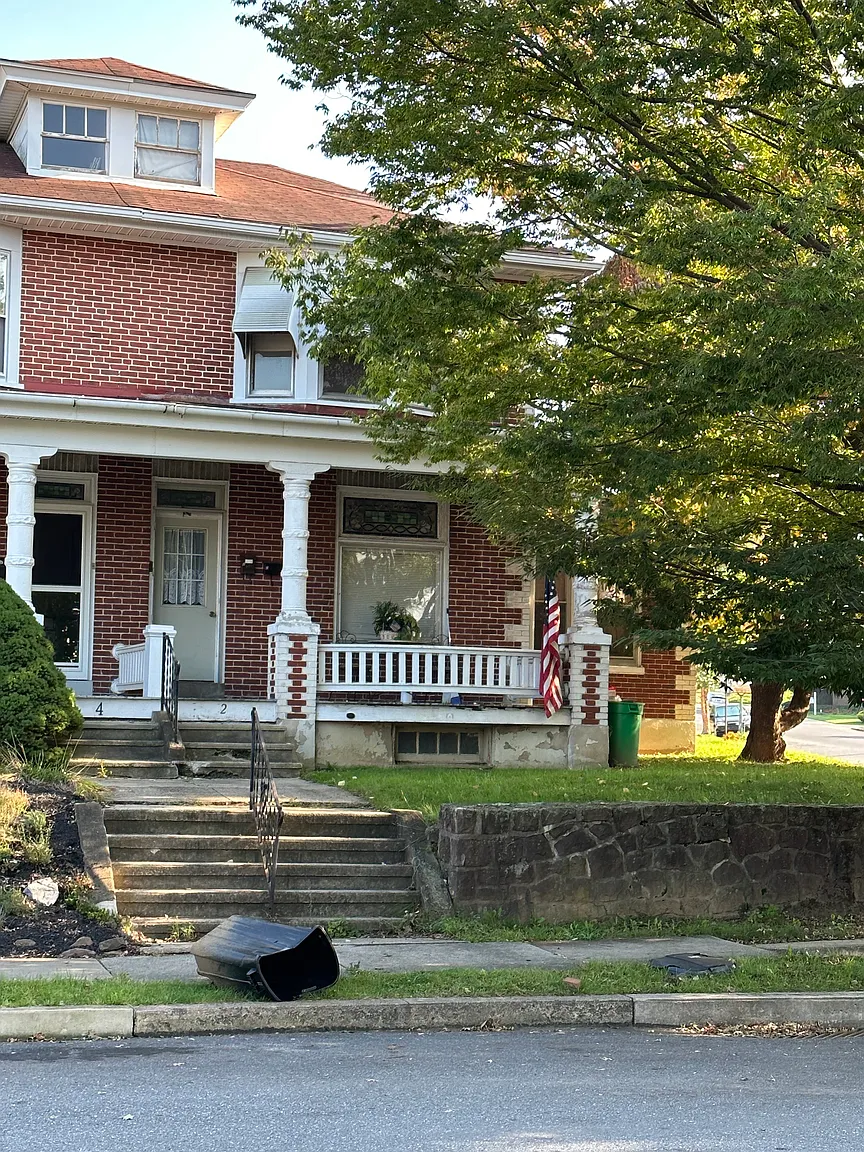 221 E Elm St photo 1
