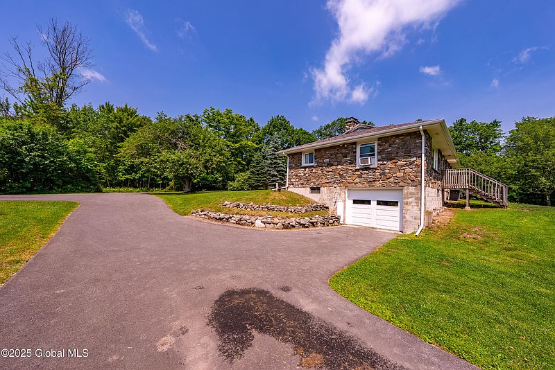 3rd image of 52 Birds Hill Road