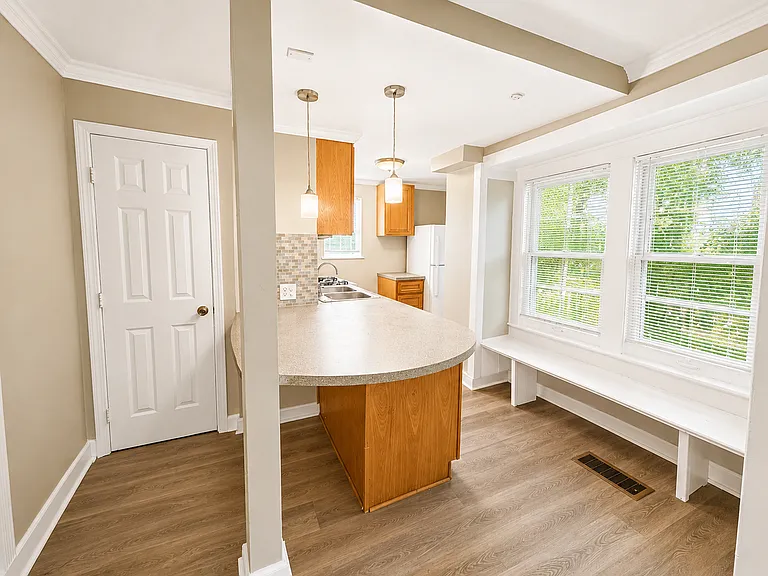 323 N River Blvd — Photo 4
