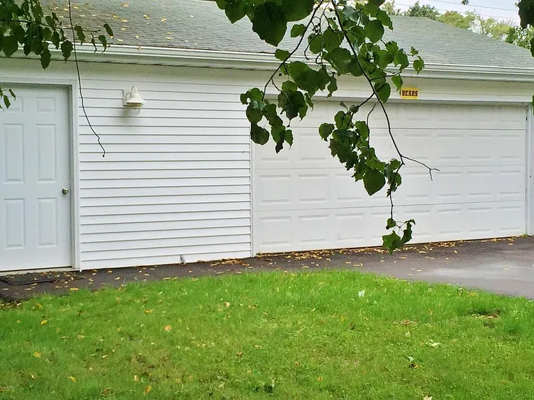 1218 Mohawk Ln — Photo 3