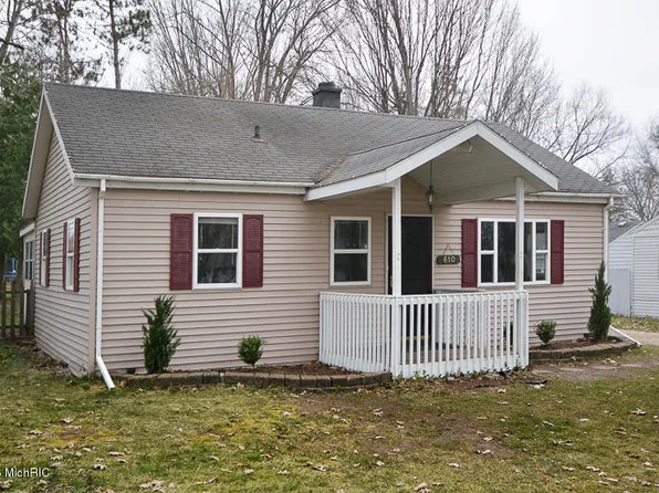 610 Lake Blvd, Paw Paw, MI 49079