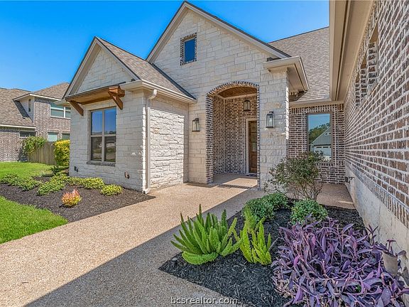 2nd image of 1926 Spanish Moss Dr