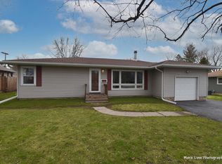 327 Hillside Pl, North Aurora, IL 60542