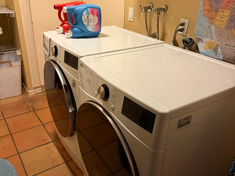 On-Premises laundry area. Plz provide your own detergent (allergies)