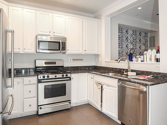 1st floor -- Kitchen