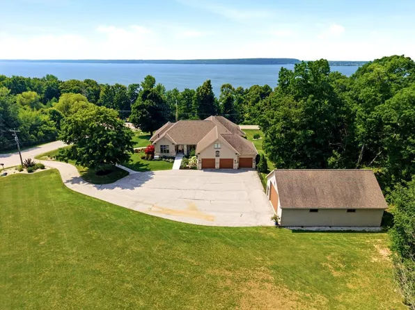 4725 Bluff Dr, Sturgeon Bay, WI 54235