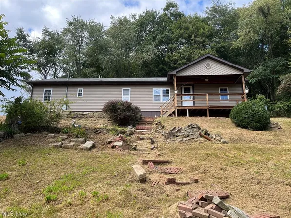 1220 Arner Rd, Chester, WV 26034