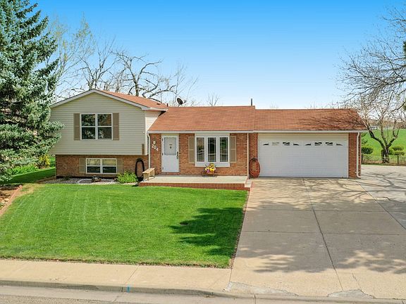 01 - Front yard.jpg