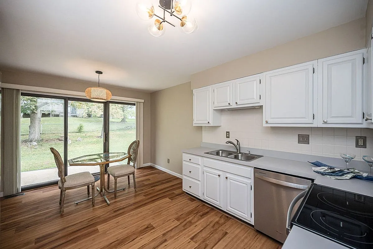3 bed, 3.0 bath, 1536 sqft, $2,650 — Photo 3
