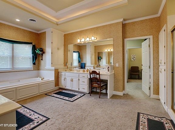 Ensuite-whirlpool tub