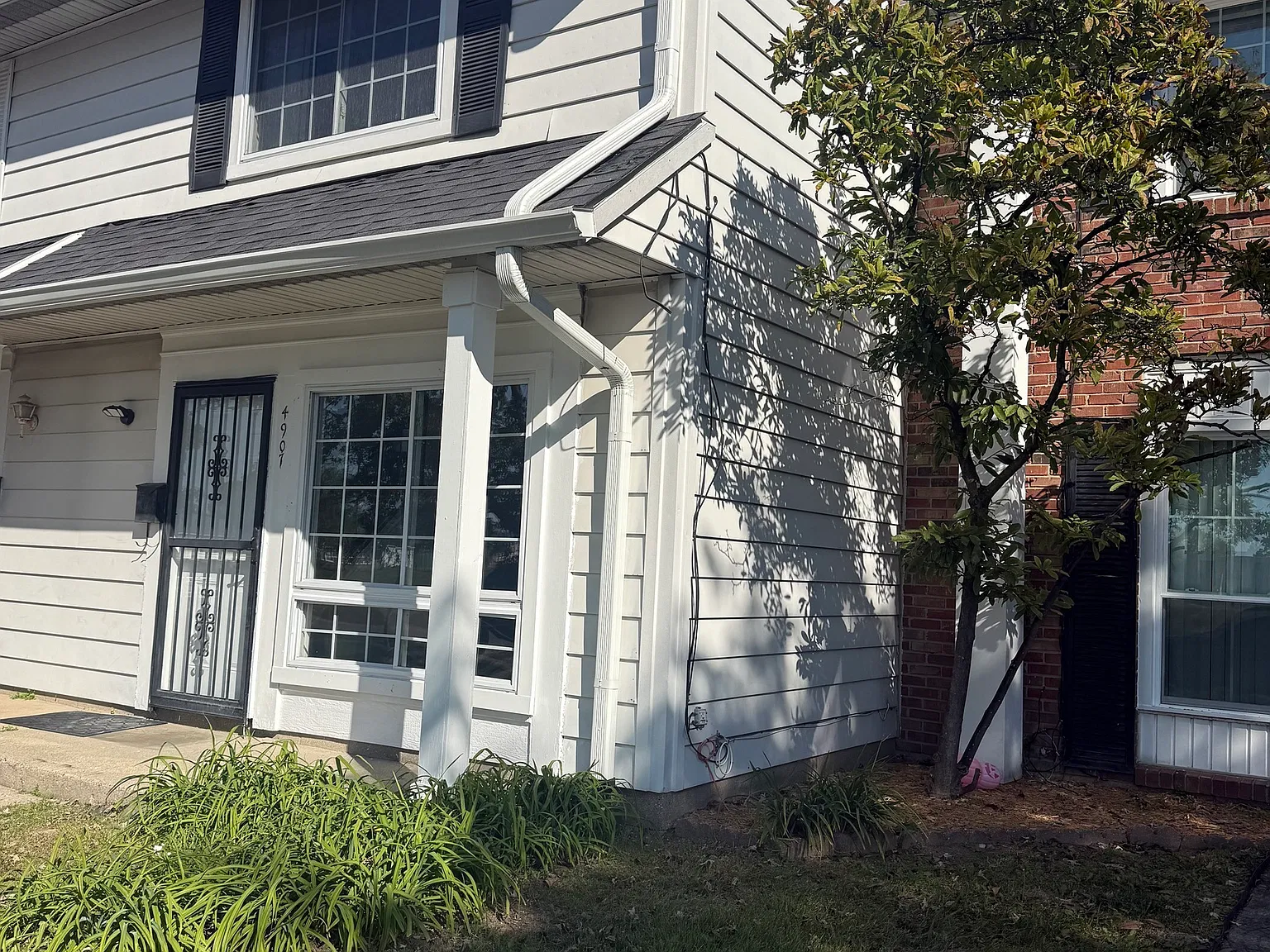 2 bed, 1.5 bath, 1020 sqft, $1,300 — Photo 1