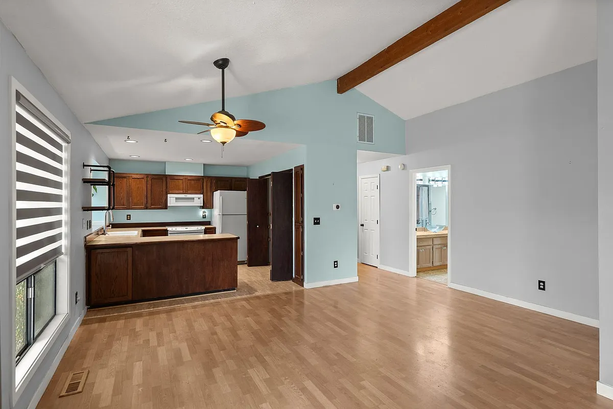 Building Photo - 5854 Lakeview Blvd