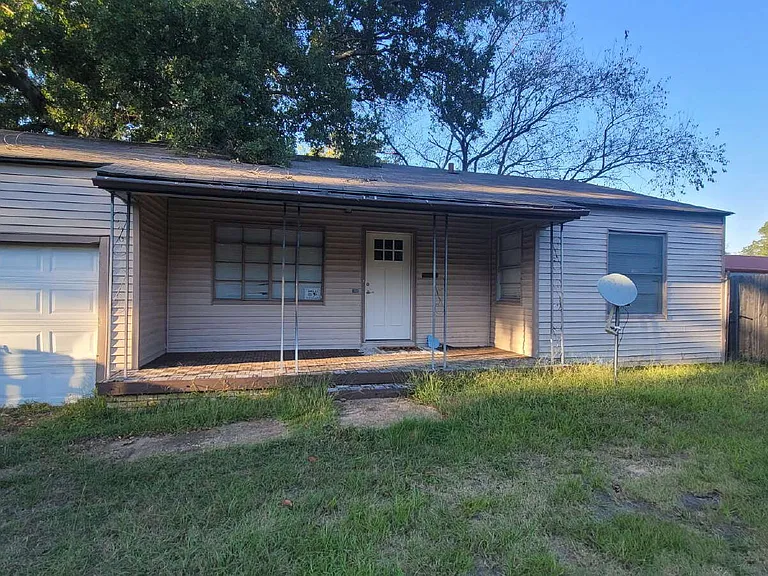 701 E Pinecrest Dr — Photo 1