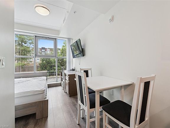 4th image of 257 Hemlock St #215
