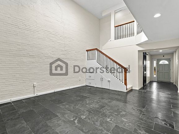 5th image of 210 Stratford St #B