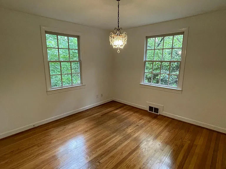 2413 Van Dyke Ave — Photo 10