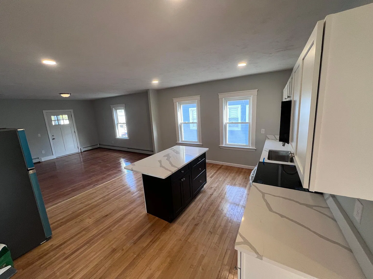 3 bed, 1200 sqft, $2,100 — Photo 2