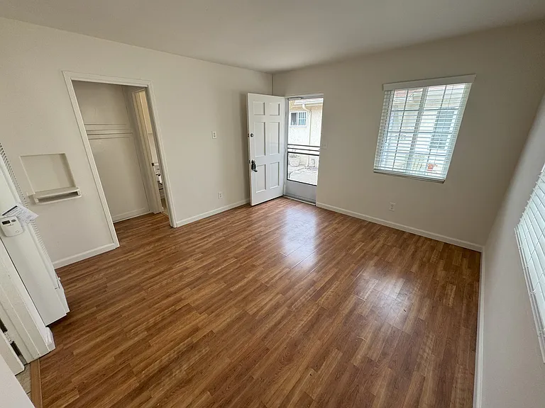 5058-68 Santa Monica Ave #5062 — Photo 4