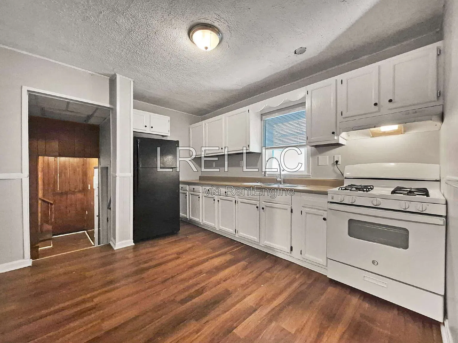 3 bed, 1.0 bath, 968 sqft, $1,095 — Photo 3
