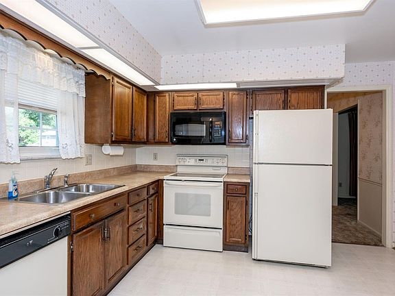 3rd image of 2221 Brockton Dr