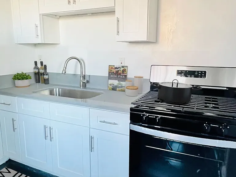 Bourbon Blue - Modern Living Near USC & Downtown LA — Photo 3