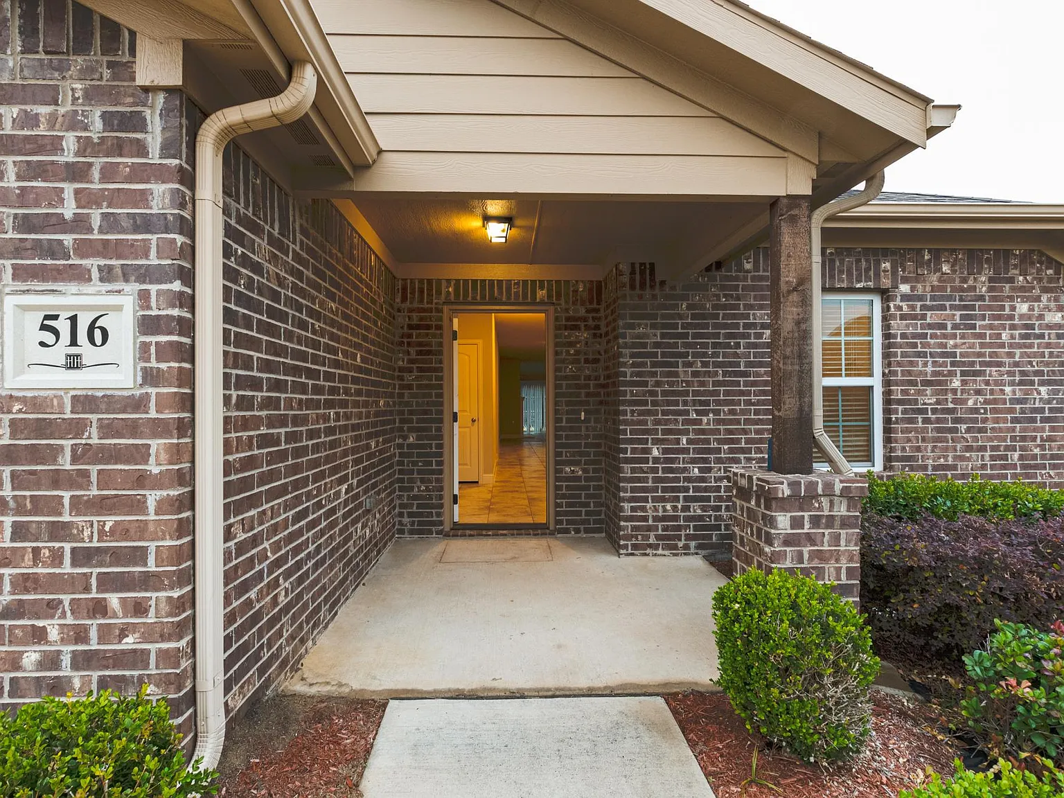 3 bed, 1952 sqft, $2,195 — Photo 3