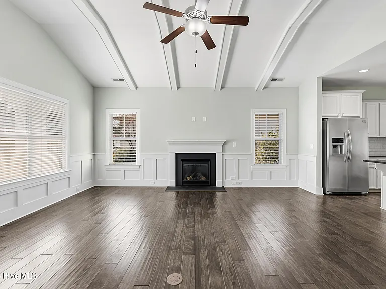 359 Hanover Lakes Dr — Photo 5