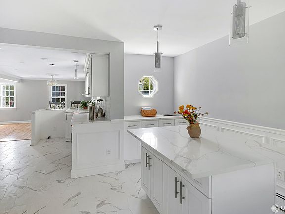 2nd image of 2250 Croydon Dr