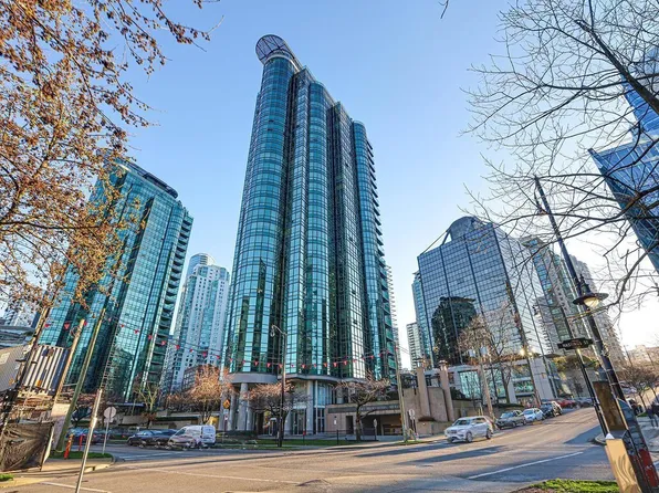 588 Broughton St #702, Vancouver, BC V6G 3E3