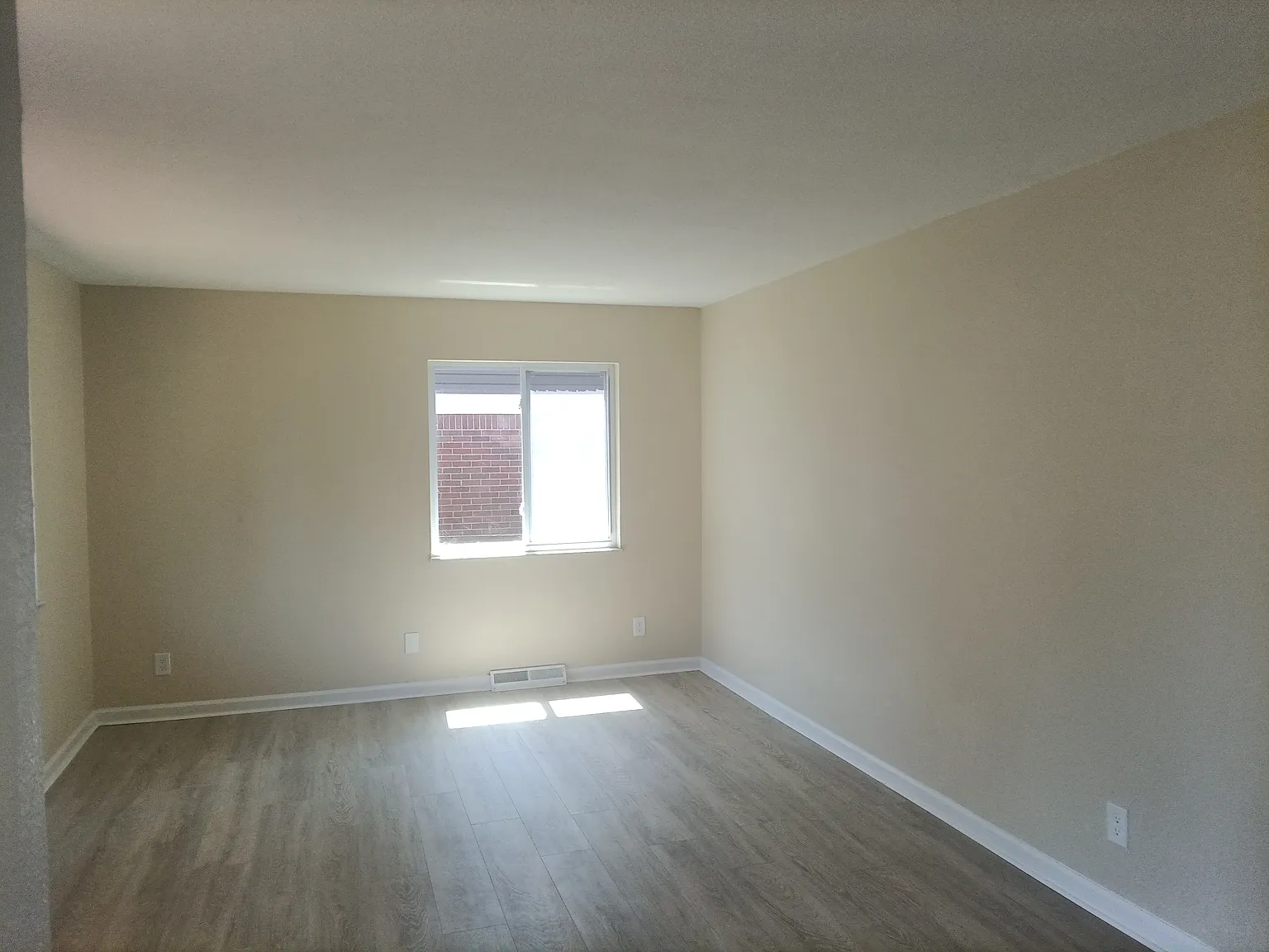 4 bed, 1.5 bath, 1380 sqft, $1,800 — Photo 4