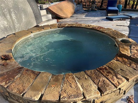 4th image of 425 Duke Hill Rd