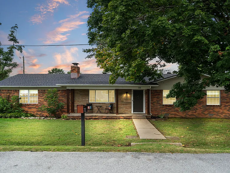 701 NW Ford Ln — Photo 1