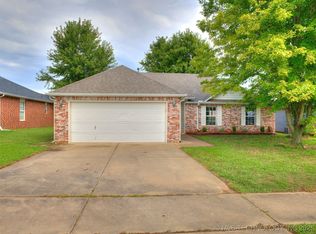 1122 S Catalina Dr, Oologah, OK 74053