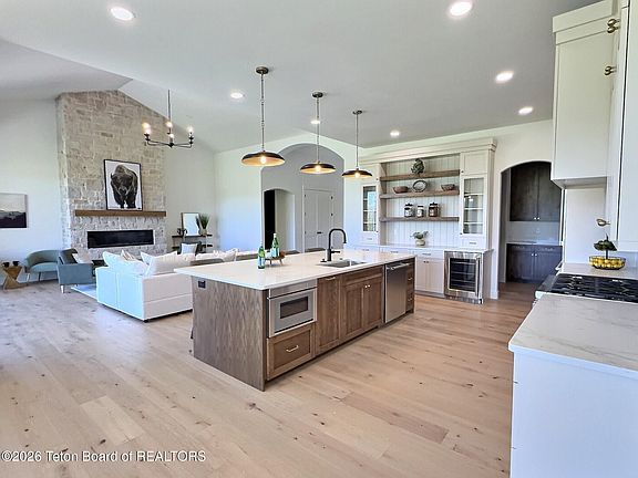 5th image of 371 Desert Fox Ln