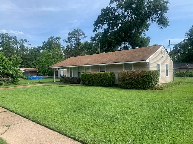 Building Photo - 2324 Debastrop Dr