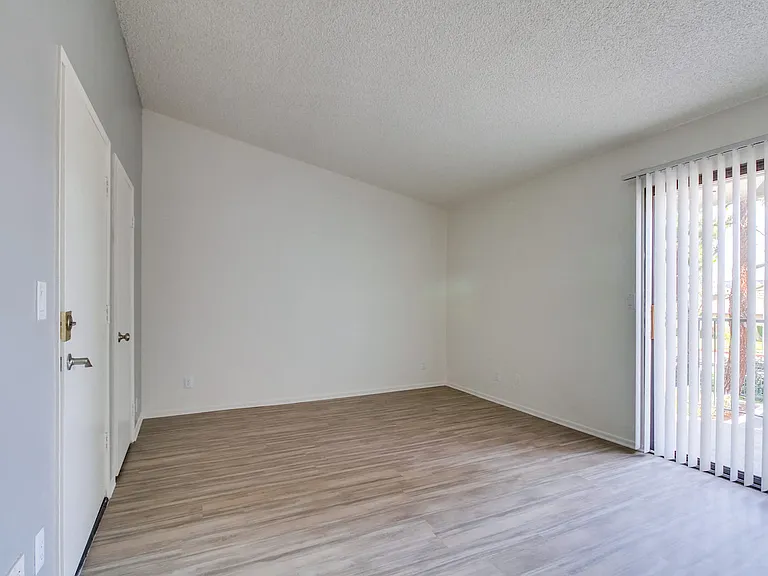 Harbor Cliff Apartments — Photo 13